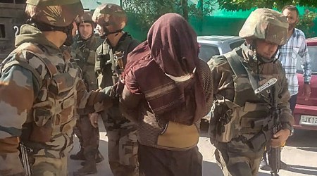 Pak infiltrator killed, two captured: Army