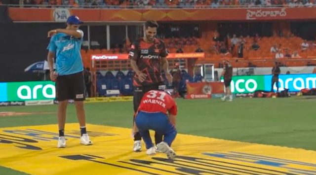 David Warner, Bhuvneshwar Kumar, Warner touches feet of Bhuvneshwar, Delhi Capitals, Sunrisers Hyderabad, DC vs SRH