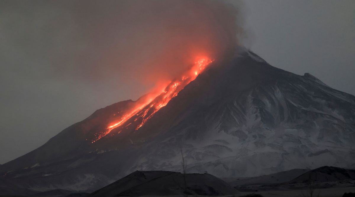 Russian volcano erupts, spewing out a vast cloud of ash World News