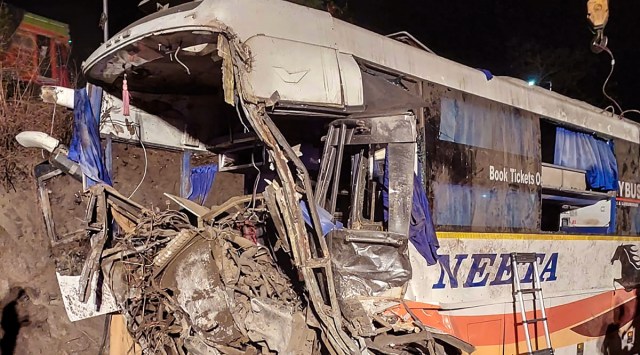 Mumbai-Bengaluru highway accident, 5 killed, truck rams into bus on highway, National Highway, brake failure, indian express, indian express news