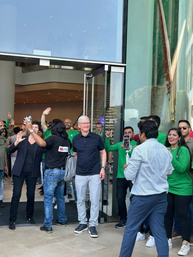 Tech enthusiasts line up as CEO Tim Cook inaugurates India’s first Apple store in Mumbai India