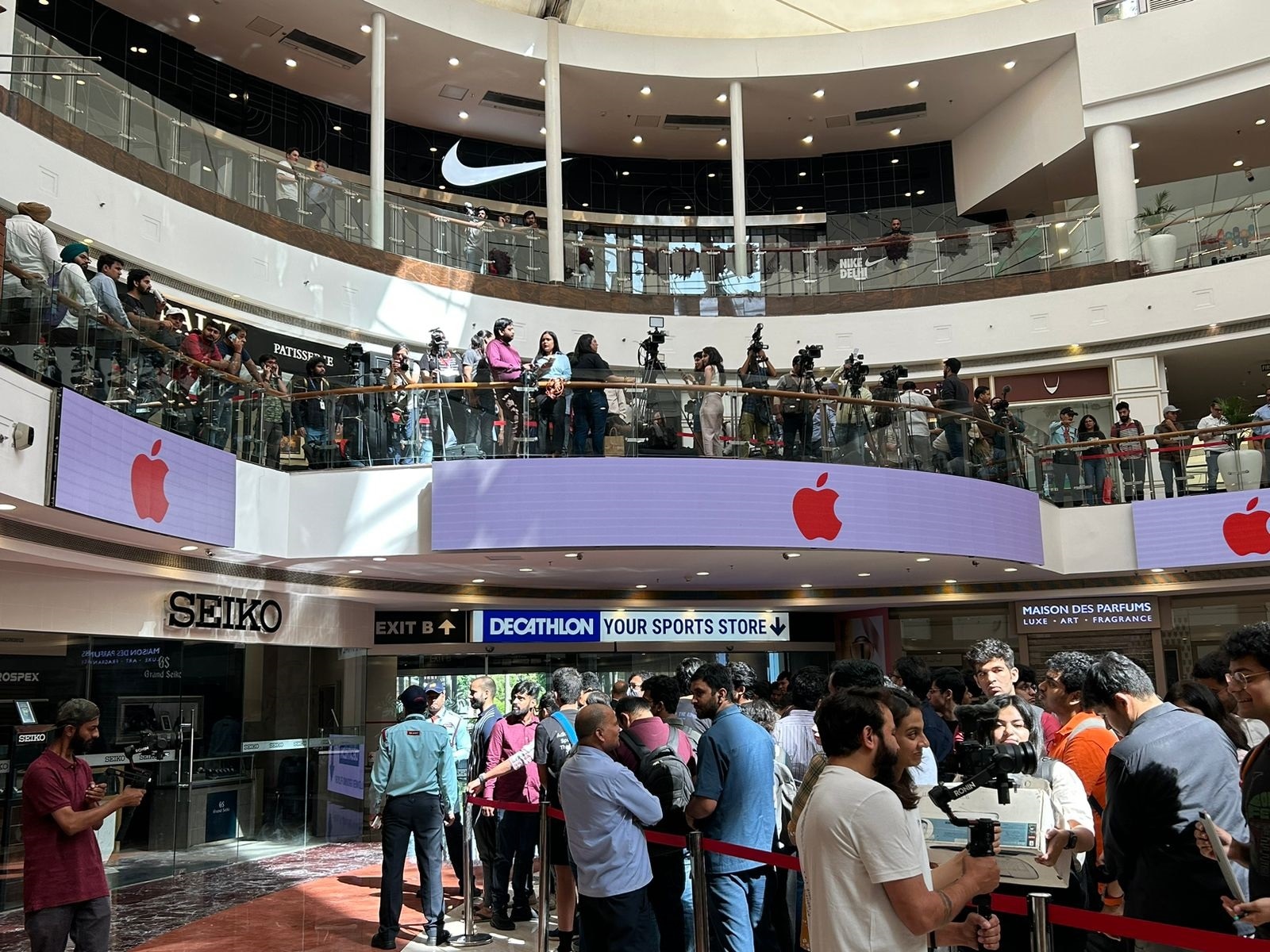Apple Store Opening In Delhi Draws Large Crowds Technology News The apple-store-opening-in-delhi-draws-large-crowds-technology-news-the