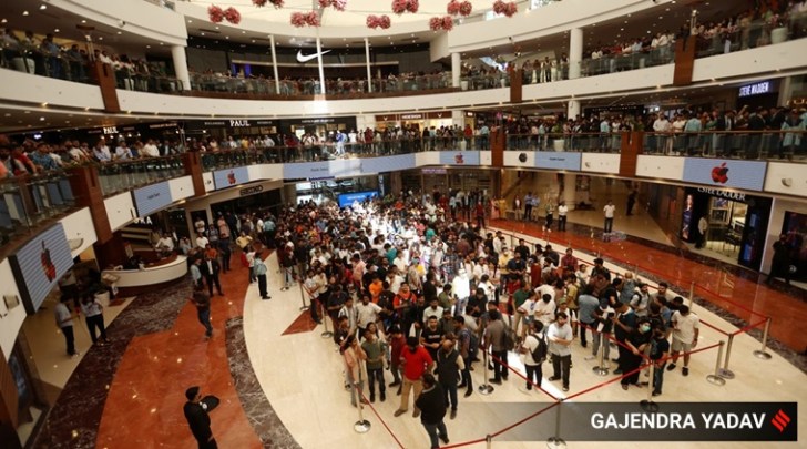 Hundreds line up as Apple opens its first store in Delhi | Delhi News