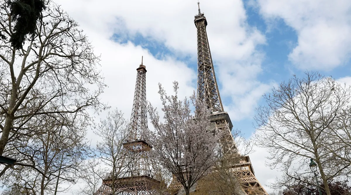 The size difference between the real Eiffel Tower and it's