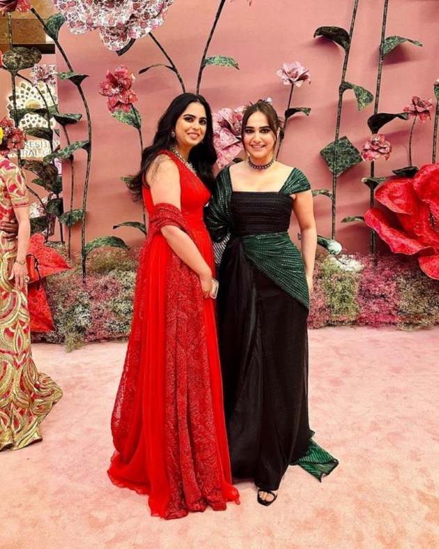 _Kusha Kapila pose with Isha Ambani