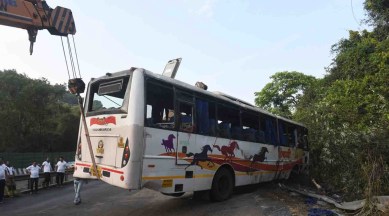 bus overturns on Goa highway, One dead, 25 injured, Mumbai-Goa highway, indian express, indian express news