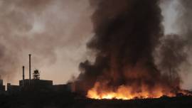 fire broke out in Falguni Bazar area of Salt Lake, Salt Lake slum gutted in fire, shunties caught fire, no casualty, Bidhannagar Mayor Krishna Chakraborty, indian express, indian express news