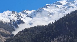 Avalanche kills 6, including mountain guides, in French Alps