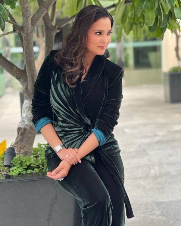 lara dutta in emerald pant suit