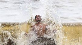 Mumbai heat: Crowds at Juhu Beach