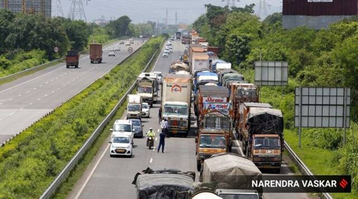 Heavy Traffic Congestion On Weekend On The Mumbai Pune Expressway Mumbai News The Indian Express