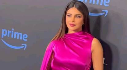 Shah Rukh Khan, Priyanka Chopra make low-key appearances at Jio World Plaza  launch event; Deepika, Alia, Katrina light up red carpet