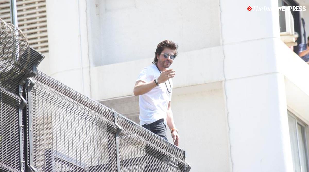 Shah Rukh Khan strikes his iconic pose for fans from 'Mannat' on Eid
