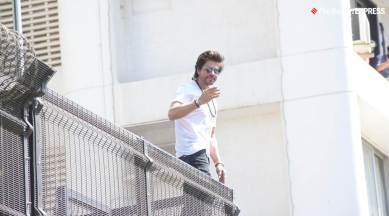 shah rukh khan wishes eid to fans from mannat