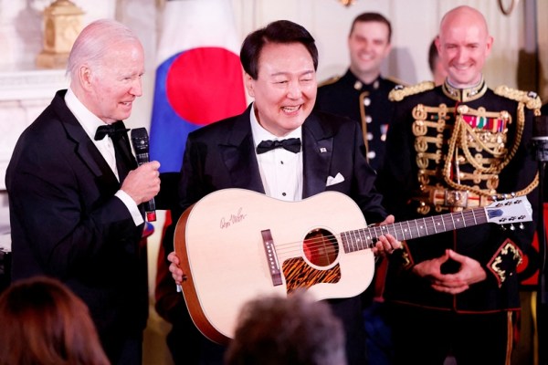 US President Joe Biden presents a guitar signed by artist Don McLean to South Korea's President Yoon Suk Yeol at an official State Dinner, during South Korea's President Yoon Suk Yeol's visit, at the White House in Washington, U.S. April 26, 2023. REUTERS/Evelyn Hockstein