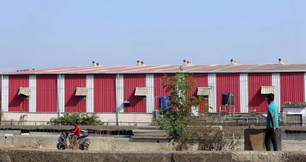 While newly developed warehouses of big-ticket companies in Bhiwandi are MMRDA-approved and built in accordance with safety compliance norms, their polished façades hide the harsh realities of their workers, who are not on company payrolls but employed via contractors. Besides not receiving minimum wage, the workers have no proper means of public transport, no insurance and no medical cover. Deepak Joshi