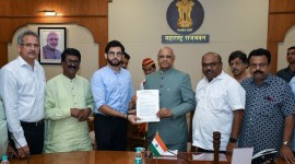 Aaditya meets Governor, seeks probe into road projects scam