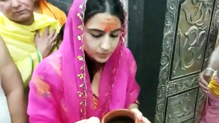 Sara Ali Khan offers prayer at Mahakal Temple in Ujjain | Bollywood ...