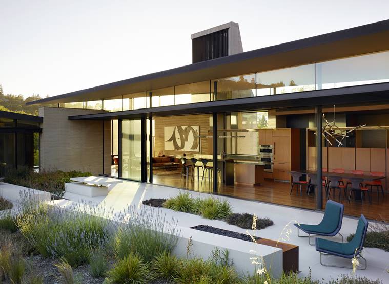 This LEED-platinum, net zero energy house in Hillsborough, Calif., came to be called ÒHouse of Earth and SkyÓ by its architects at Aidlin Darling Design. (Matthew Millman/Aidlin Darling Design via The New York Times)