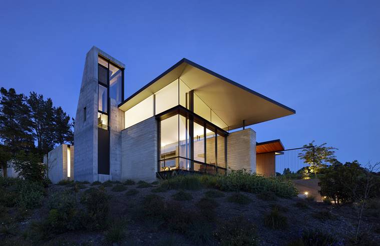 A three-story tower contains a spiral staircase that rises past the living rooms on the main level, up to a crowÕs nest. (Matthew Millman/Aidlin Darling Design via The New York Times)