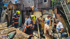 fire breaks out at shunties in Bandra, Bandra shanties fire, BMC reports on fire incident, fire break out due to electrical wiring, casualties in Bandra shunties fire, indian express, indian express news