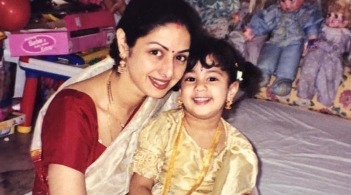 Janhvi Kapoor's Wallpaper With Her Mom, Sridevi Goes Viral, It Made Social  Media Emotional