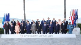 Modi g7 group pic up