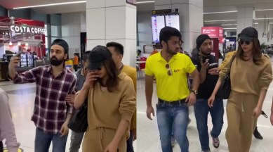 Priyanka Chopra- fans- New Delhi airport