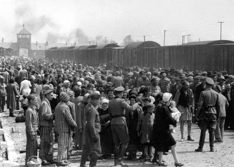 Selection_on_the_ramp_at_Auschwitz-Birkenau,_1944_(Auschwitz_Album)