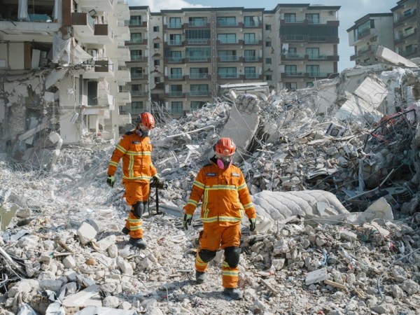 Rescue workers at the site of the collapsed Guclu Bahce complex in Antakya, Turkey, Feb. 19, 2023. Turkish families got wealthy off of a construction system rife with patronage — a New York Times investigation reveals just how fatally shaky that system was. (Emin Ozmen/The New York Times)