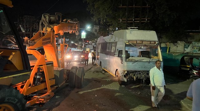Pune accident, Pune private bus rammed into six vehicles, accident at NIBM-Ishrat Baug road, Pune unmanageable traffic, indian express, indian express news