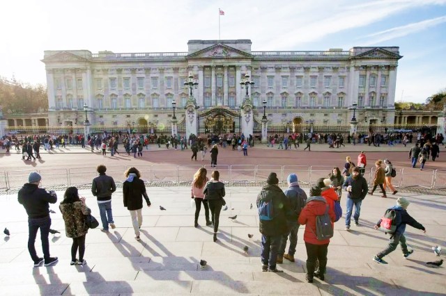 Ahead of King Charles’ coronation, man arrested outside Buckingham ...