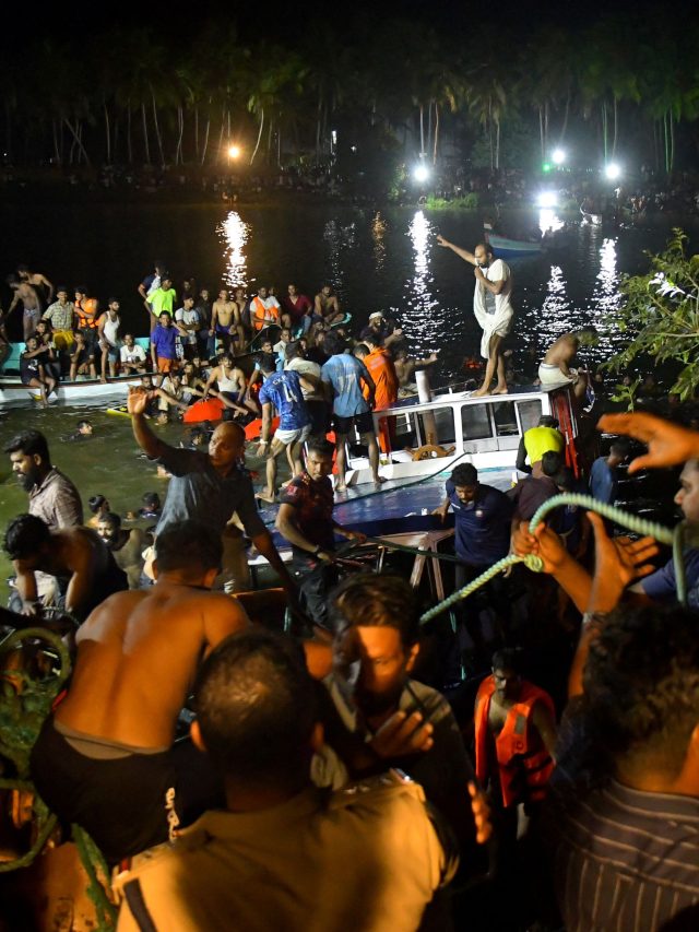 तटीय शहर तानूर के पास एक नाव के पलट जाने के बाद जीवित बचे लोगों की तलाश करते बचावकर्मी