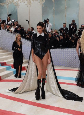 Penélope Cruz Gives Bridal Vibes in Chanel on Met Gala Red Carpet 2023 –  Footwear News