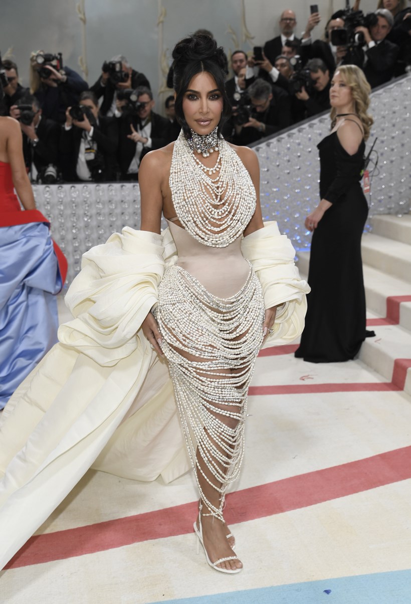 Penélope Cruz Gives Bridal Vibes in Chanel on Met Gala Red Carpet 2023 –  Footwear News