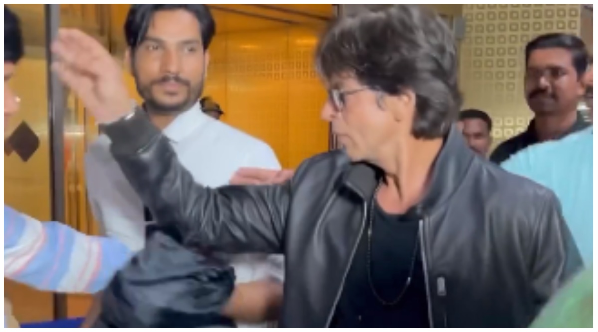 Annoyed Shah Rukh Khan blocks fan from taking selfie, pushes him away in  rare display of impatience. Watch video | Bollywood News, The Indian Express
