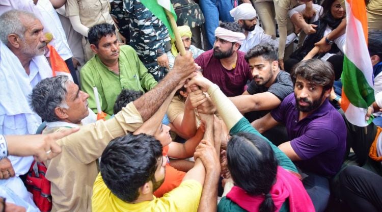"मजबूत आवाज़ें: महिला पहलवानों का प्रदर्शन - समानता और सशक्तिकरण के लिए"