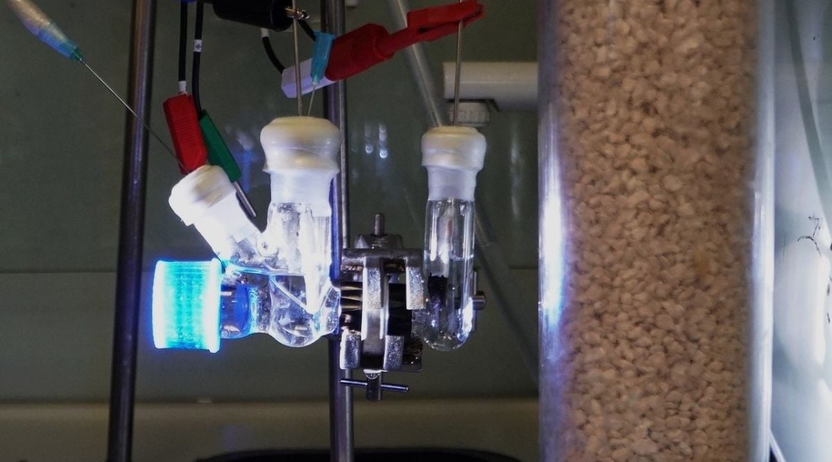 Image of a reactor that can convert carbon dioxide into syngas using waste plastic