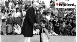 Pandit_Jawaharlal_Nehru_with_children