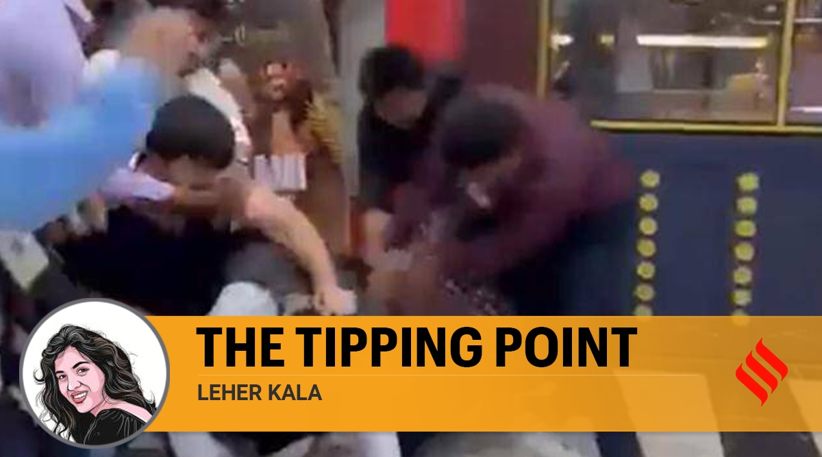 Noida service charge fight in mall