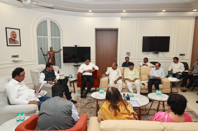 Devendra Fadnavis, BMC polls, Fadnavis meets Mumbai MLAs, discussion on BMC polls, Uddhav Thackeray, shiv sena, eknath shinde, Mumabi news, indian express news
