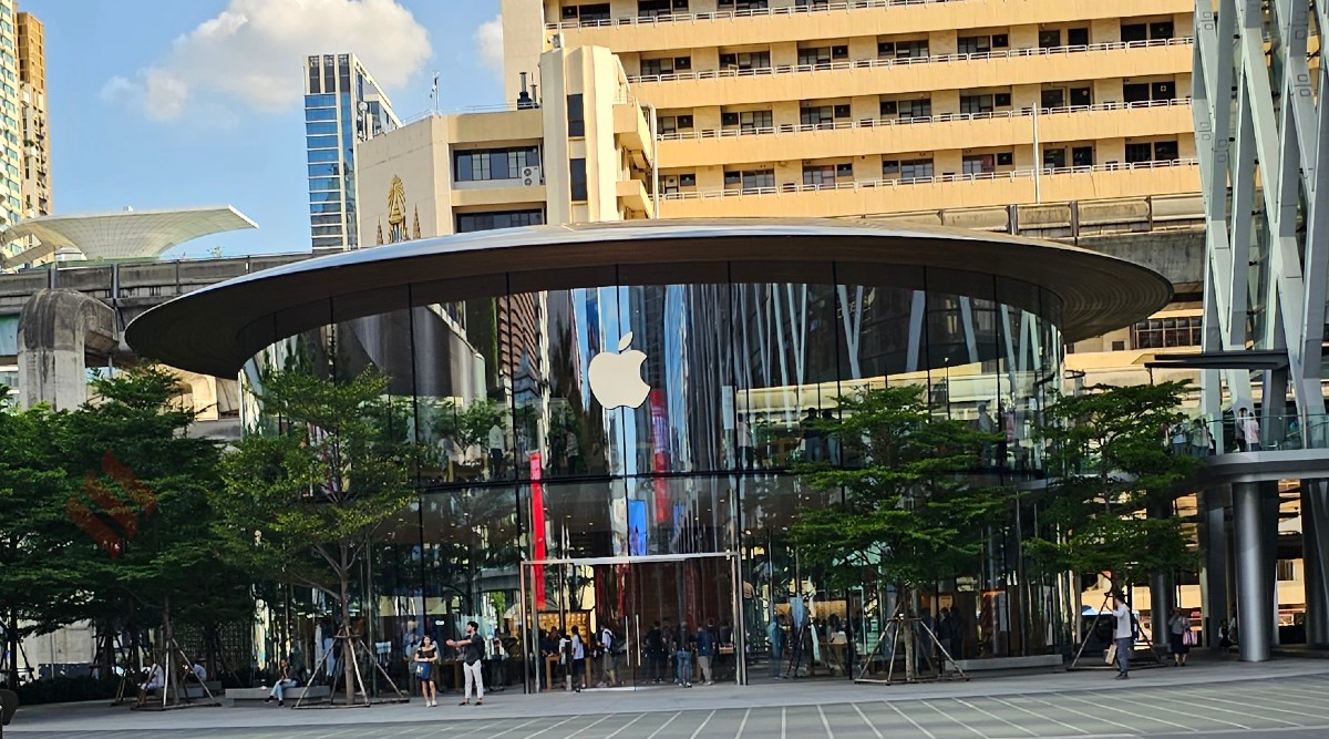 Apple stock hits record, on cusp of 3 trillion market value