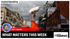 Workers at the Posta wholesale market area in Kolkata in 2021. (Express photo by Partha Paul)