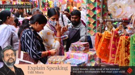 People throng Mandai market for shopping ahead of Diwali in Pune, in 2022.