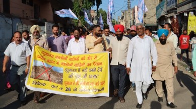 Cong AAP stage protest. Dadumajra dumping ground, Chandigarh Congress, Punjab AAP, bhagwant Mann, protest at Dadumajra colony, chandigarh dumping ground site, indian express, indian express news