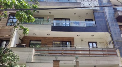 retired All India Radio employee found dead, Delhi flat robbery, Tutors held in Delhi flat robbery, delhi police, delhi crime news, delhi crimes, indian express news