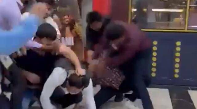 noida mall fight, noida mall service charge fight, noida family restaurant staff clash, noida restaurant viral video, Consumer Affairs Department, noida mall viral video, watch noida mall fight viral video, noida news, indian express, indian express news