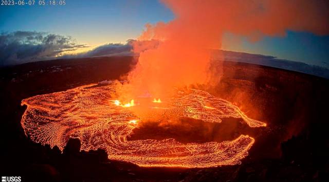 As tourists flock to view volcano’s latest eruption, Hawaii urges ...