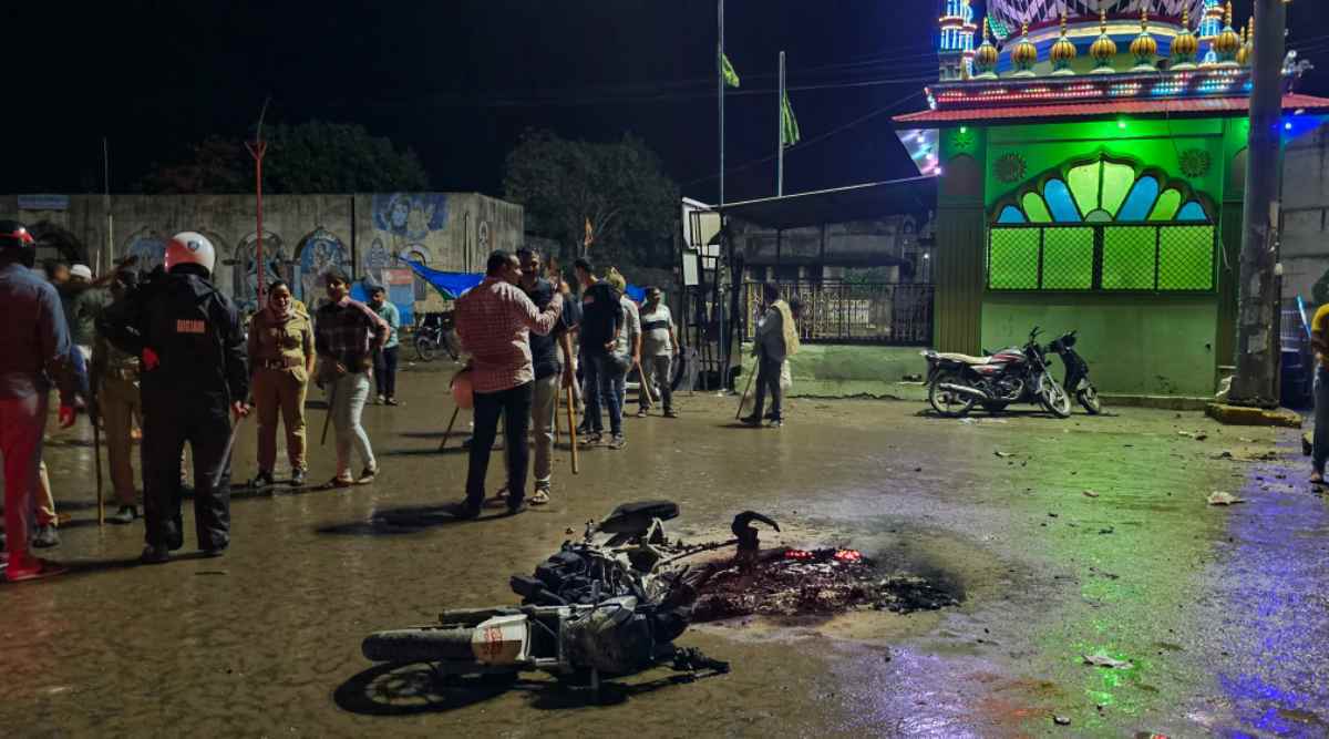 Junagadh Riots Junagadh: 1 killed, cops hurt in mob attack against plan to raze masjid ...