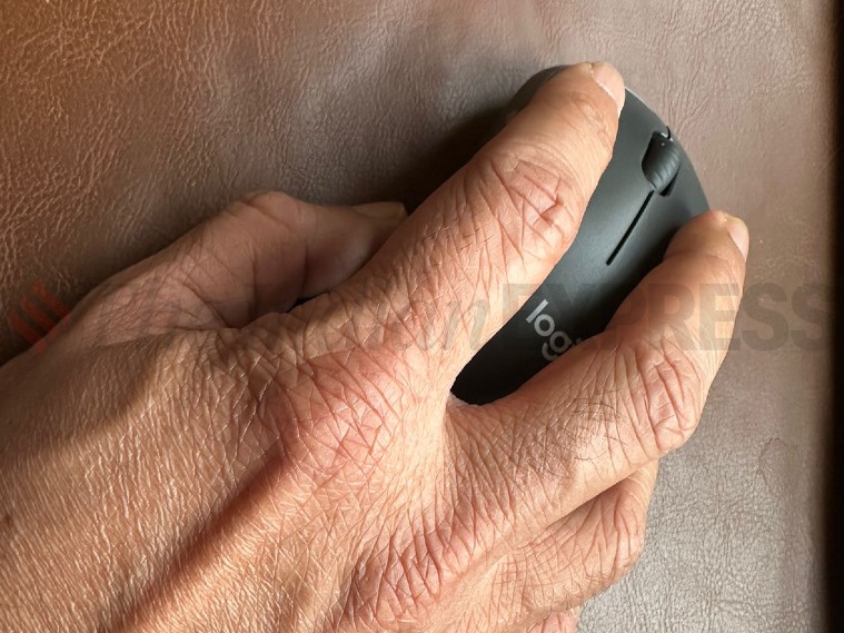 Logitech M240